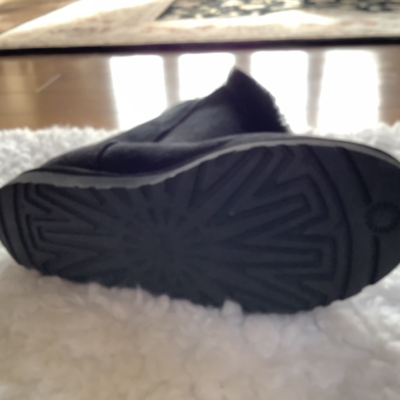 UGGS..Bailey Button…Black with side button and fold over lip….change the style - Picture 3 of 3